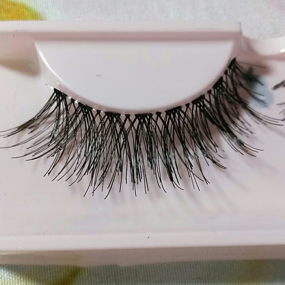 *LOW IN STOCK* C8 H.E.R Lashes by Lash Levels - Picture 5 of 6